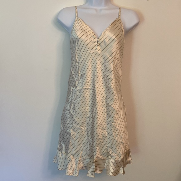 2007 vintage Victoria’s Secret 100% silk chemise & wrap robe EXTREMELY RARE - Picture 2 of 6